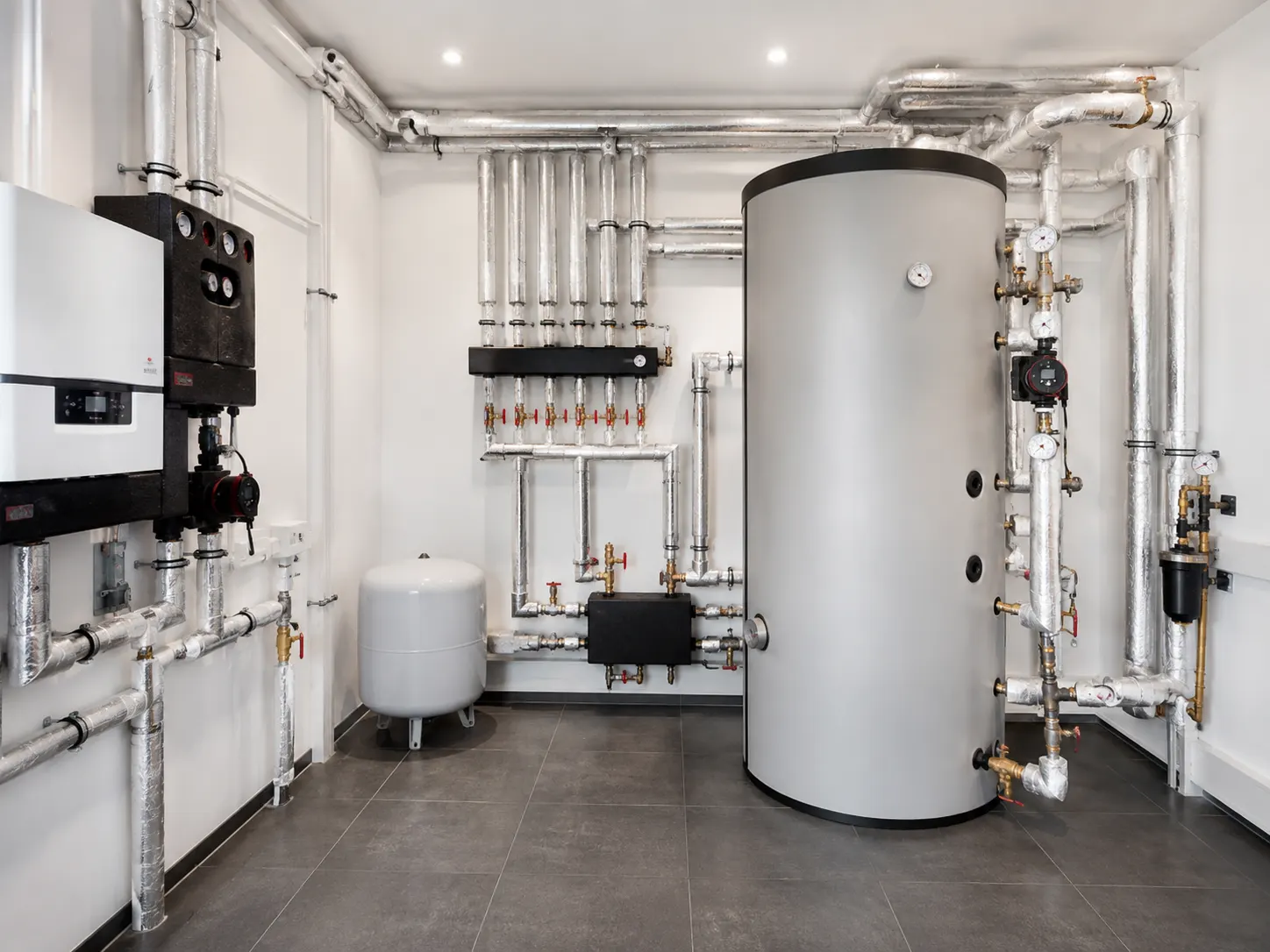 Technikraum mit moderner Heizungsanlage